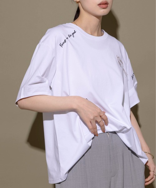 Eimee Law（エイミーロウ）の「チェーン刺繍ランダムロゴTシャツ