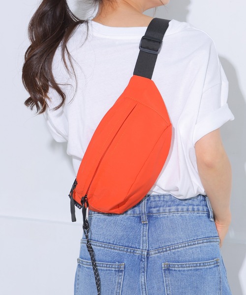 ALTROSE（アルトローズ）の「ミニ ボディバッグ 推し活 メンバーカラー ティム（ボディバッグ/ウエストポーチ・レディース・ピンク/グリーン/レッド/ベージュ/オレンジ/イエロー/パープル/ブラック/アイボリー/ブルー/シルバー・FREE）」の10枚目の写真