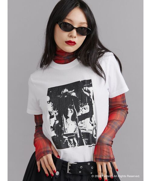 jouetie(ジュエティ)の「【JANIS】Distressed photo print t-shirts【コラボ】(Tシャツ/カットソー・レディース・レッド/ピンク/ブラック/オフホワイト・MEDIUM)」の2枚目の写真