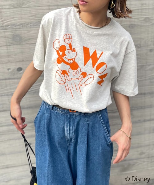 Disney（ディズニー）の「【Disney(ディズニー)】別注 ミッキーマウス / WOWプリント半袖Tシャツ（Tシャツ/カットソー・レディース・ベージュ/ホワイト×ピンク/ホワイト×ブラック/オートミール・MEDIUM/LARGE）」の4枚目の写真