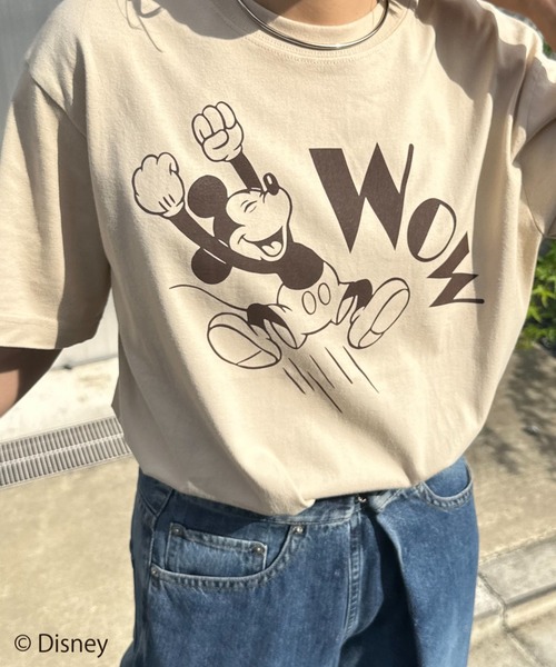 Disney（ディズニー）の「【Disney(ディズニー)】別注 ミッキーマウス / WOWプリント半袖Tシャツ（Tシャツ/カットソー・レディース・ベージュ/ホワイト×ピンク/ホワイト×ブラック/オートミール・MEDIUM/LARGE）」の3枚目の写真
