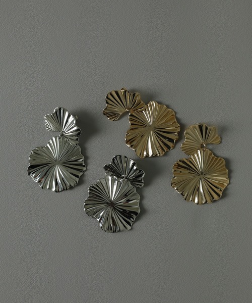 voov（ブーブ）の「メタル シャープ フラワー ピアス 大きめ（ピアス（両耳用）・レディース・ゴールド/シルバー・フリー）」の14枚目の写真