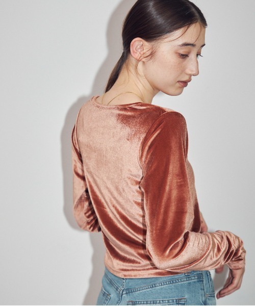 MOCOA'S(モコアズ)の「ラウンドネックベロアトップス(Tシャツ/カットソー・レディース・グリーン/ブラウン系その他/ナチュラル・FREE)」の2枚目の写真