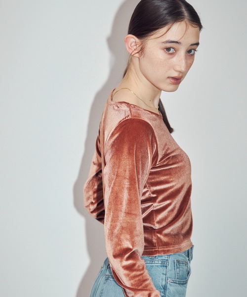 MOCOA'S(モコアズ)の「ラウンドネックベロアトップス(Tシャツ/カットソー・レディース・グリーン/ブラウン系その他/ナチュラル・FREE)」の8枚目の写真