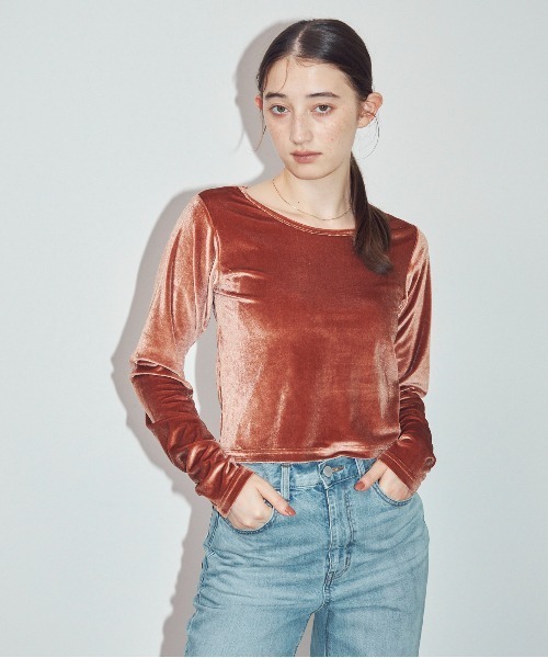 MOCOA'S(モコアズ)の「ラウンドネックベロアトップス(Tシャツ/カットソー・レディース・グリーン/ブラウン系その他/ナチュラル・FREE)」の4枚目の写真