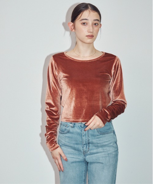 MOCOA'S(モコアズ)の「ラウンドネックベロアトップス(Tシャツ/カットソー・レディース・グリーン/ブラウン系その他/ナチュラル・FREE)」の5枚目の写真