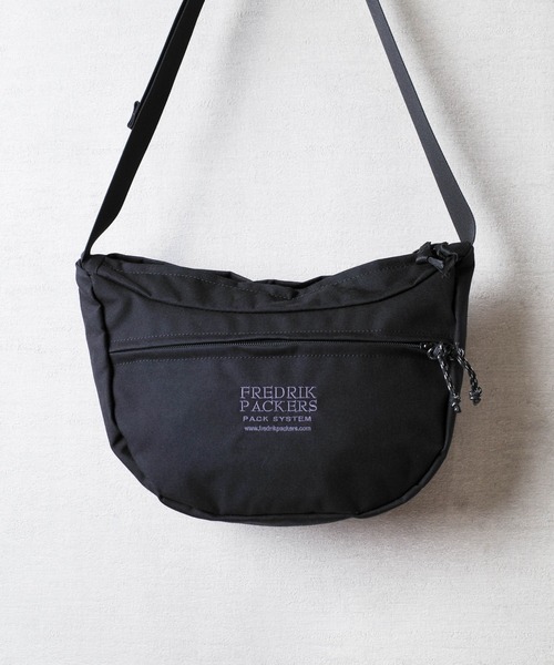 FREDRIK PACKERS(フレドリックパッカーズ)の「『FREDRIK PACKERS』500D ARC ラウンドショルダーバッグ(ショルダーバッグ・レディース・ブラック・FREE)」の2枚目の写真