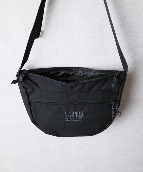 FREDRIK PACKERS(フレドリックパッカーズ)の「『FREDRIK PACKERS』500D ARC ラウンドショルダーバッグ(ショルダーバッグ・レディース・ブラック・FREE)」の9枚目の写真