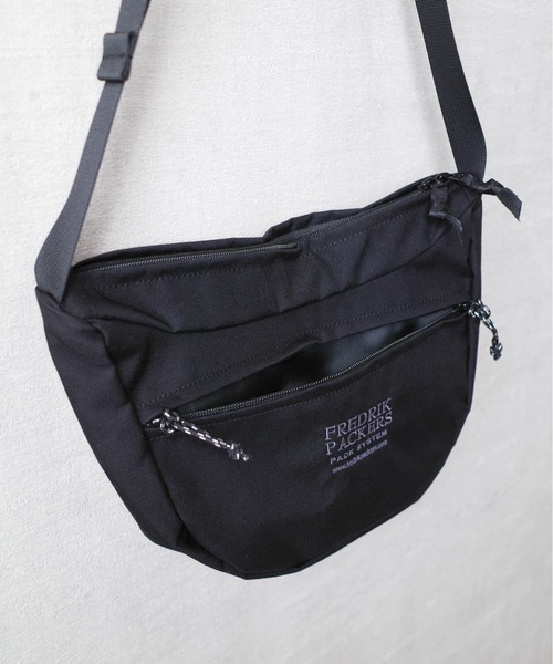 FREDRIK PACKERS(フレドリックパッカーズ)の「『FREDRIK PACKERS』500D ARC ラウンドショルダーバッグ(ショルダーバッグ・レディース・ブラック・FREE)」の10枚目の写真