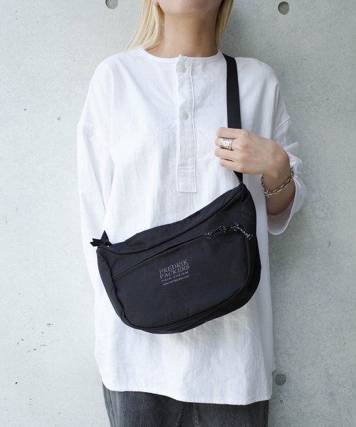 FREDRIK PACKERS(フレドリックパッカーズ)の「『FREDRIK PACKERS』500D ARC ラウンドショルダーバッグ(ショルダーバッグ・レディース・ブラック・FREE)」の16枚目の写真