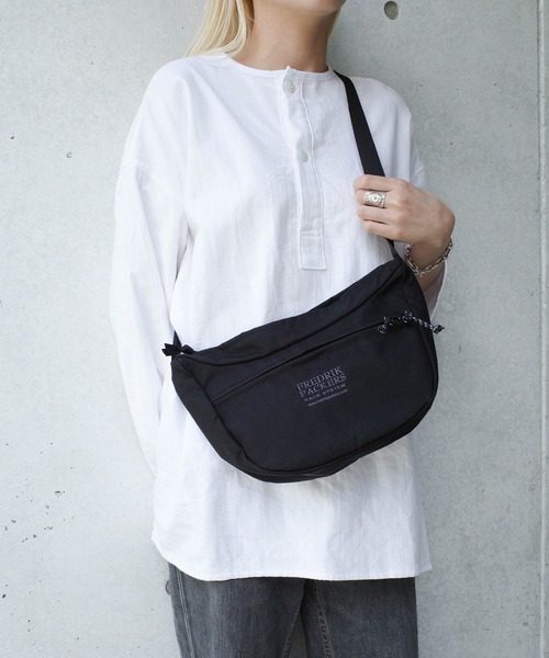 FREDRIK PACKERS(フレドリックパッカーズ)の「『FREDRIK PACKERS』500D ARC ラウンドショルダーバッグ(ショルダーバッグ・レディース・ブラック・FREE)」の17枚目の写真