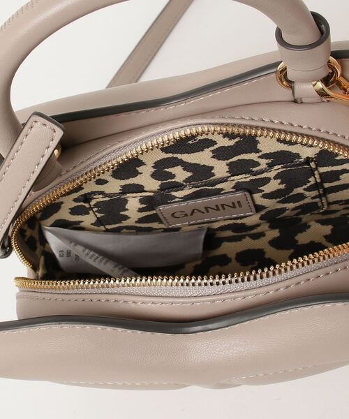 GANNI（ガニー）の「GANNI Butterfly Small Crossbody ガニー スモール クロスボディ ショルダーバッグ（ショルダーバッグ・レディース・グレー・FREE）」の4枚目の写真
