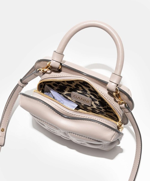 GANNI（ガニー）の「GANNI Butterfly Small Crossbody ガニー スモール クロスボディ ショルダーバッグ（ショルダーバッグ・レディース・グレー・FREE）」の7枚目の写真