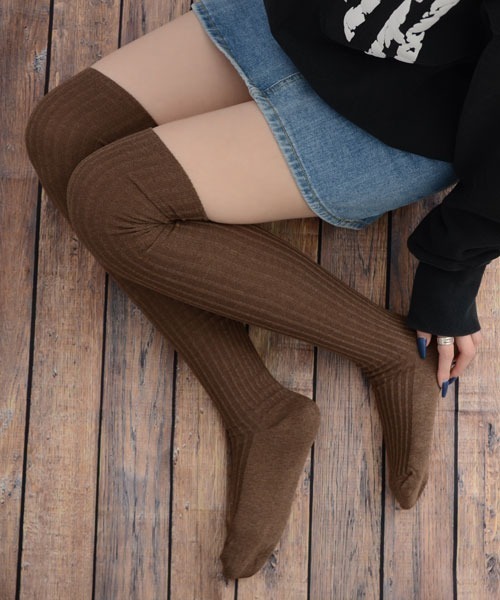 VIBGYOR Women（ヴィブジョー　ウィメン）の「【float】無地 リブ ニーハイソックス【9色展開】（ソックス/靴下・レディース・ホワイト/ライトグレー/ブラウン/ベージュ/パープル/ブラック/ライトベージュ/ライトブルー/グレー・FREE）」の5枚目の写真