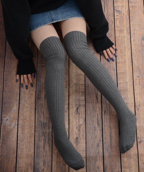 VIBGYOR Women（ヴィブジョー　ウィメン）の「【float】無地 リブ ニーハイソックス【9色展開】（ソックス/靴下・レディース・ホワイト/ライトグレー/ブラウン/ベージュ/パープル/ブラック/ライトベージュ/ライトブルー/グレー・FREE）」の4枚目の写真