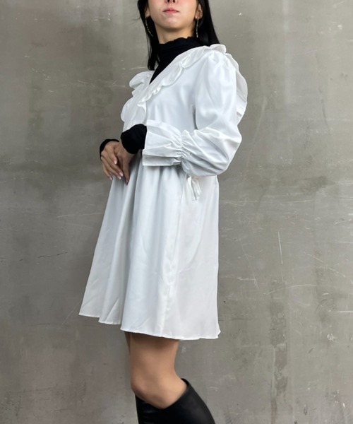 tolene(トレネ)の「肩フリル Vネック パフスリーブ フレアミニワンピース(ワンピース・レディース・ホワイト/ブラック・FREE)」の7枚目の写真