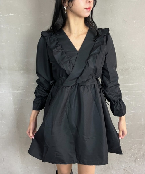 tolene(トレネ)の「肩フリル Vネック パフスリーブ フレアミニワンピース(ワンピース・レディース・ホワイト/ブラック・FREE)」の13枚目の写真