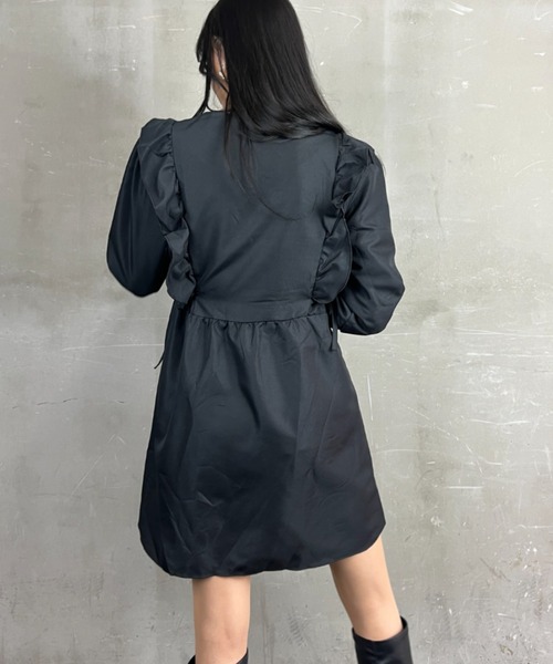 tolene(トレネ)の「肩フリル Vネック パフスリーブ フレアミニワンピース(ワンピース・レディース・ホワイト/ブラック・FREE)」の17枚目の写真