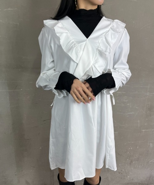 tolene(トレネ)の「肩フリル Vネック パフスリーブ フレアミニワンピース(ワンピース・レディース・ホワイト/ブラック・FREE)」の5枚目の写真