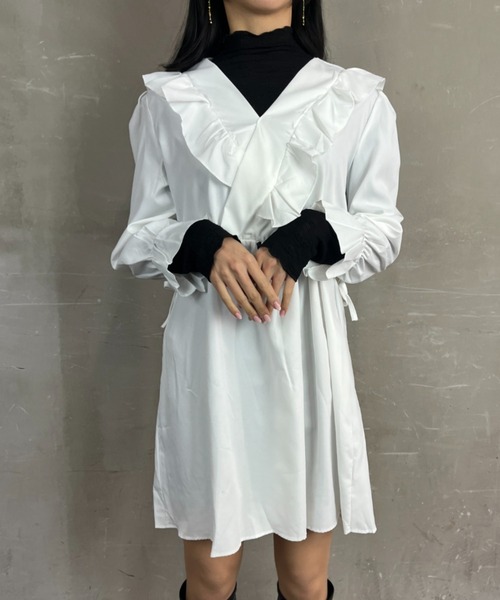 tolene(トレネ)の「肩フリル Vネック パフスリーブ フレアミニワンピース(ワンピース・レディース・ホワイト/ブラック・FREE)」の3枚目の写真