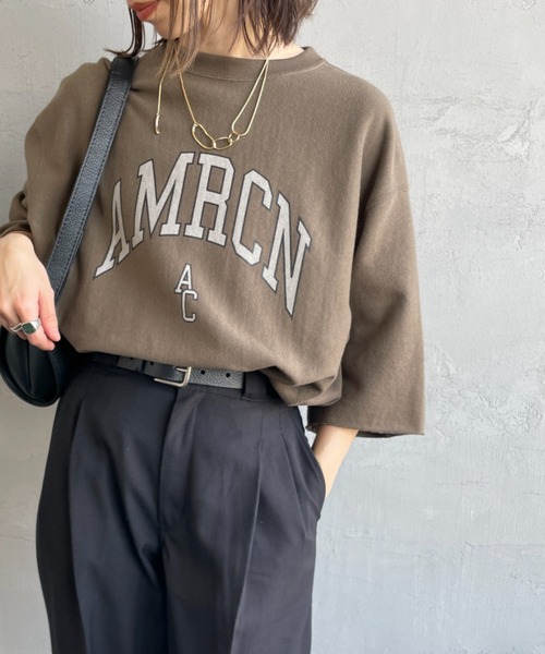 AMERICANA（アメリカーナ）の「[Americana/アメリカーナ] 7分袖 カットオフ カレッジロゴスウェット（スウェット・レディース・ダークグレー/オートミール/ブラウン・ONE SIZE）」の3枚目の写真