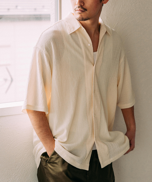 EDIFICE（エディフィス）の「ウェーブメッシュ ワイドシルエット 5分袖 オープンカラーシャツ（シャツ/ブラウス・メンズ・ホワイト/サックスブルー/ブラック/チャコールグレー・LARGE/MEDIUM/SMALL）」の2枚目の写真