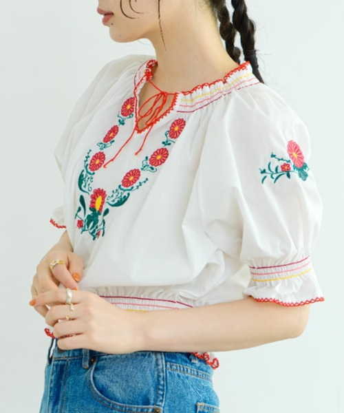 eLur（エラー）の「フラワー刺繍ブラウス（シャツ/ブラウス・レディース・レッド/ブルー・FREE）」の4枚目の写真