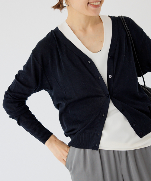 IENA(イエナ)の「80/2 Mer-Cotton セーターマシーン Vネックカーディガン(カーディガン/ボレロ・レディース・グリーン/ベージュ/ネイビー・FREE)」の3枚目の写真