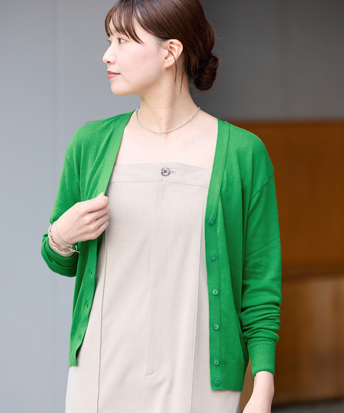 IENA(イエナ)の「80/2 Mer-Cotton セーターマシーン Vネックカーディガン(カーディガン/ボレロ・レディース・グリーン/ベージュ/ネイビー・FREE)」の2枚目の写真