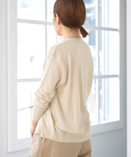 IENA(イエナ)の「80/2 Mer-Cotton セーターマシーン Vネックカーディガン(カーディガン/ボレロ・レディース・グリーン/ベージュ/ネイビー・FREE)」の15枚目の写真