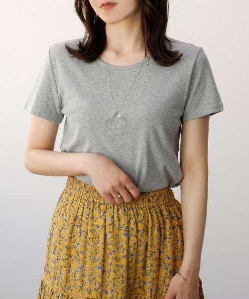 CLOTHY（クロシィ）の「【なめらかな綿100％フライス素材】BASICクルーネック半袖Tシャツ（Tシャツ/カットソー・レディース・モカ/ブラック/ホワイト/ネイビー/グレー/オフホワイト/カーキ/イエロー/ピンク/チャコールグレー/ローズ/ターコイズブルー/ラベンダー/グレイッシュベージュ/アイボリー・MEDIUM/LARGE/X-LARGE/SMALL/XX-LARGE）」の7枚目の写真
