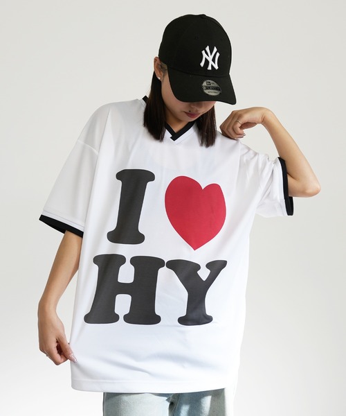 BASIS(ベイシス)の「I LOVE ロゴ Vネック ゲーム Tシャツ(Tシャツ/カットソー・レディース・ホワイト/ブラック・MEDIUM)」の1枚目の写真