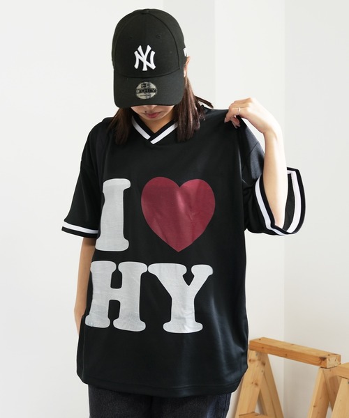 BASIS(ベイシス)の「I LOVE ロゴ Vネック ゲーム Tシャツ(Tシャツ/カットソー・レディース・ホワイト/ブラック・MEDIUM)」の2枚目の写真