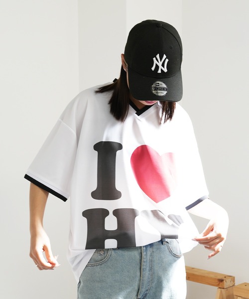 BASIS(ベイシス)の「I LOVE ロゴ Vネック ゲーム Tシャツ(Tシャツ/カットソー・レディース・ホワイト/ブラック・MEDIUM)」の6枚目の写真