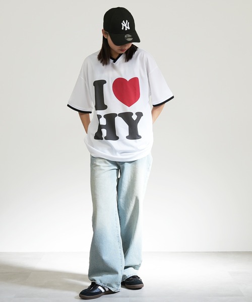 BASIS(ベイシス)の「I LOVE ロゴ Vネック ゲーム Tシャツ(Tシャツ/カットソー・レディース・ホワイト/ブラック・MEDIUM)」の7枚目の写真