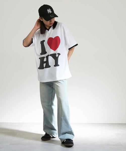 BASIS(ベイシス)の「I LOVE ロゴ Vネック ゲーム Tシャツ(Tシャツ/カットソー・レディース・ホワイト/ブラック・MEDIUM)」の8枚目の写真