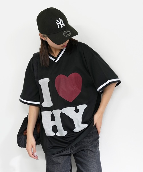 BASIS(ベイシス)の「I LOVE ロゴ Vネック ゲーム Tシャツ(Tシャツ/カットソー・レディース・ホワイト/ブラック・MEDIUM)」の19枚目の写真