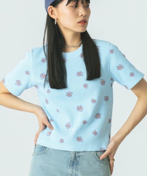 ROSE BUD(ローズバッド)の「FLOWER PRINT S/S TEE(Tシャツ/カットソー・レディース・グレー/ブルー/ホワイト・ONE SIZE)」の3枚目の写真
