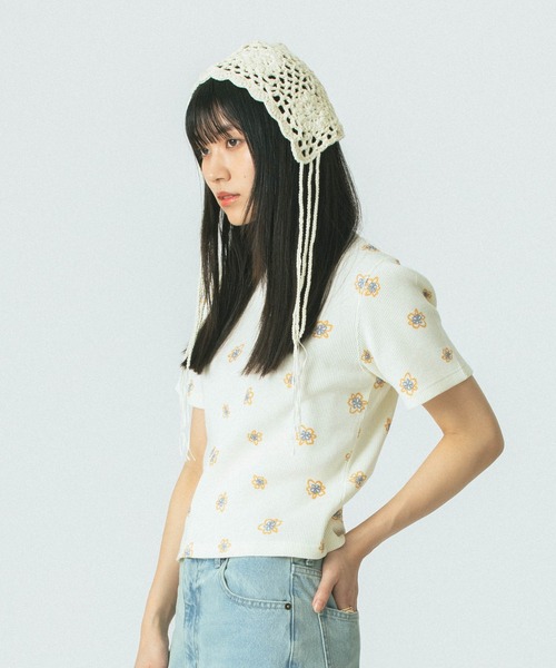 ROSE BUD(ローズバッド)の「FLOWER PRINT S/S TEE(Tシャツ/カットソー・レディース・グレー/ブルー/ホワイト・ONE SIZE)」の5枚目の写真