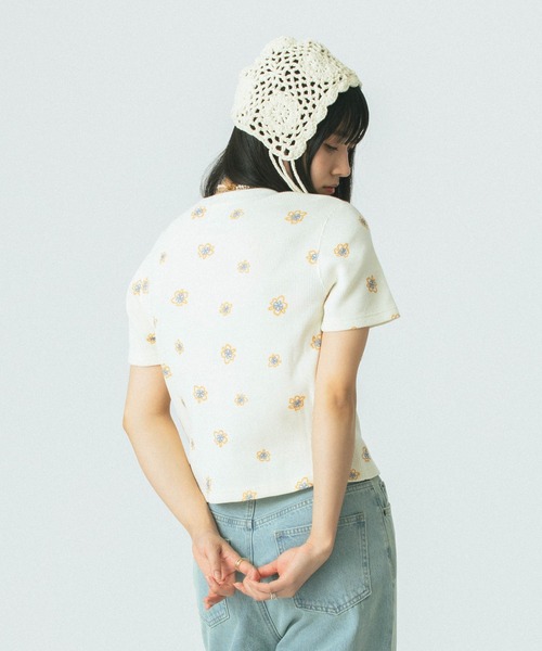 ROSE BUD(ローズバッド)の「FLOWER PRINT S/S TEE(Tシャツ/カットソー・レディース・グレー/ブルー/ホワイト・ONE SIZE)」の6枚目の写真