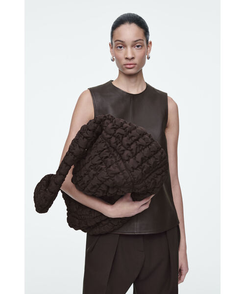 COS（コス）の「オーバーサイズ キルトショルダーバッグ（ショルダーバッグ・レディース・ライトベージュ/グレー/ダークブラウン・ONESIZE）」の3枚目の写真