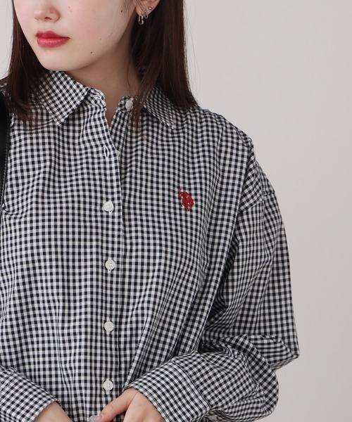 U.S. POLO ASSN.（ユーエスポロアッスン）の「U.S. POLO ASSN./ユーエスポロアッスン レギュラーカラーシャツ（シャツ/ブラウス・レディース・ブラック/サックスブルー/ブルー/ベージュ・M/L）」の2枚目の写真