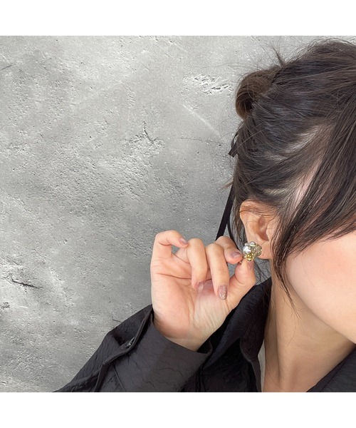 tone（トーン）の「【musk】スモーキーグレーのカットビーズイヤリング(MA)（イヤリング・レディース・ゴールド・FREE）」の5枚目の写真