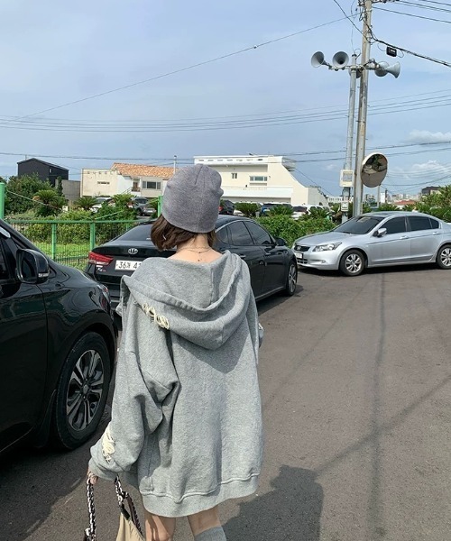 ViViDAY(ビビデー)の「【上下2点セット】ダメージデザインスウェットパーカー+ダメージデザインショート丈スウェットスカパン(セットアップ・レディース・グレー・M)」の17枚目の写真