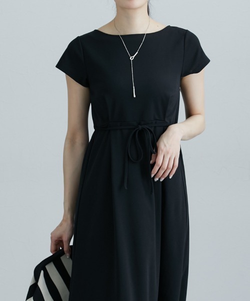 nissen（ニッセン）の「ウエストタックカットマキシ丈ワンピース（ワンピース・レディース・グレイッシュベージュ/ブラック/モカ・M/L/LL/3L）」の4枚目の写真