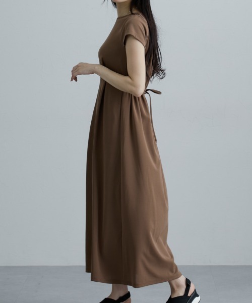 nissen（ニッセン）の「ウエストタックカットマキシ丈ワンピース（ワンピース・レディース・グレイッシュベージュ/ブラック/モカ・M/L/LL/3L）」の13枚目の写真