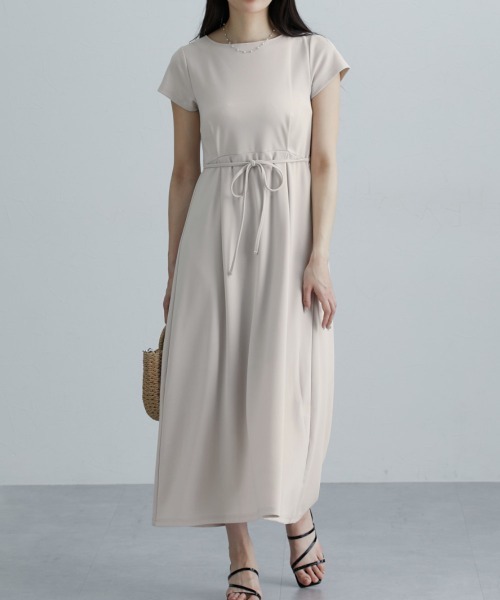 nissen（ニッセン）の「ウエストタックカットマキシ丈ワンピース（ワンピース・レディース・グレイッシュベージュ/ブラック/モカ・M/L/LL/3L）」の17枚目の写真