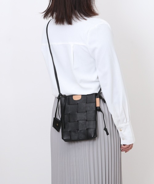 toleur(トーラ)の「toleur カウレザー太メッシュサコッシュ(ショルダーバッグ・レディース・ブラック/キャメル/ワイン/グリーン/グレイッシュベージュ・FREE)」の6枚目の写真