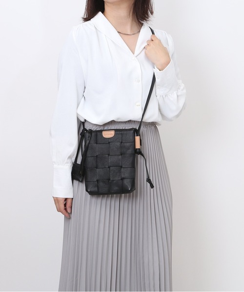 toleur(トーラ)の「toleur カウレザー太メッシュサコッシュ(ショルダーバッグ・レディース・ブラック/キャメル/ワイン/グリーン/グレイッシュベージュ・FREE)」の7枚目の写真