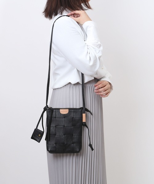toleur(トーラ)の「toleur カウレザー太メッシュサコッシュ(ショルダーバッグ・レディース・ブラック/キャメル/ワイン/グリーン/グレイッシュベージュ・FREE)」の8枚目の写真